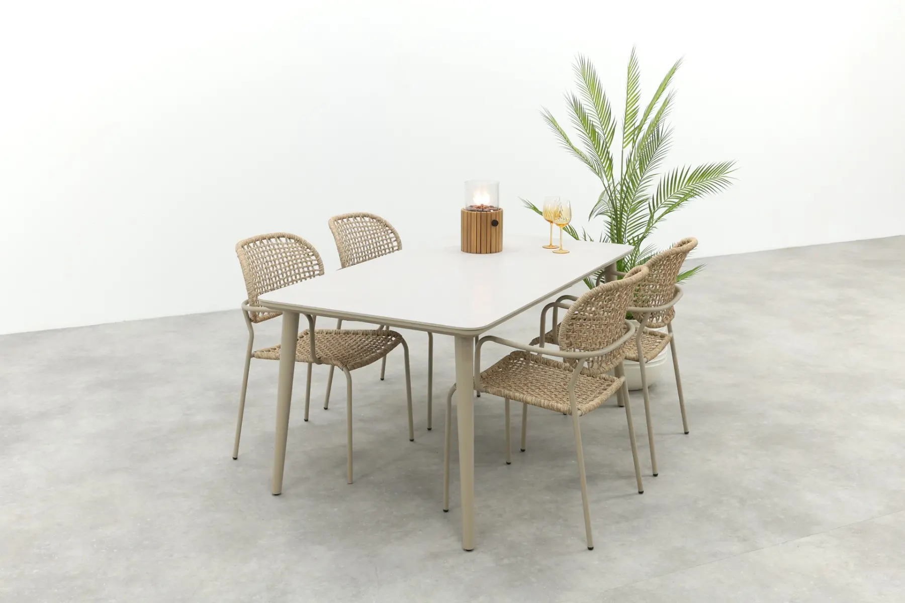 Originalfoto des Noa Sofia Gartentischsets in Latte mit vier Geflechtstühlen