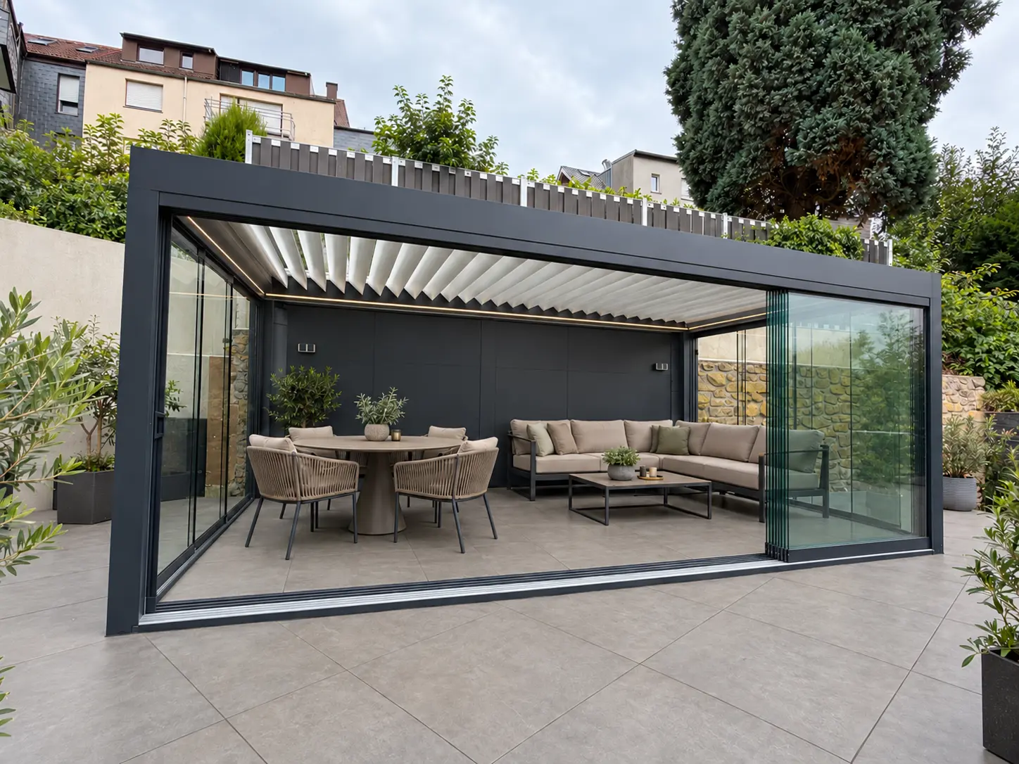 Lamellendach mit geöffneter Glasfront, Ecklounge und rundem Esstisch