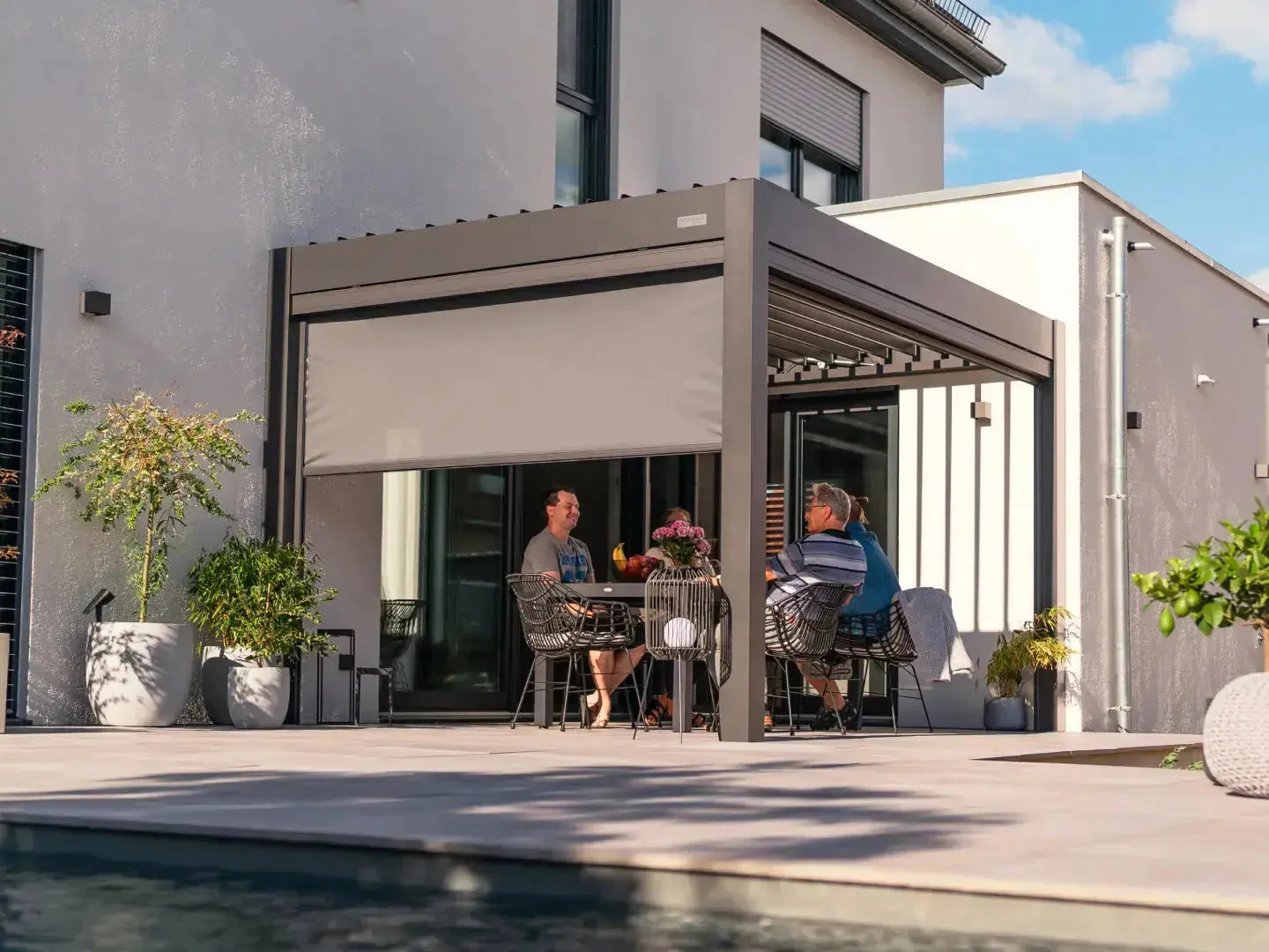 Pergola mit verstellbaren Aluminiumlamellen